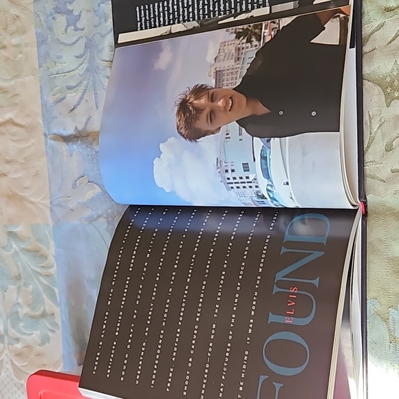 144 pages of photos and  commentaries of ELVIS. With cd insert  of 9 songs. - Picture 4 of 5